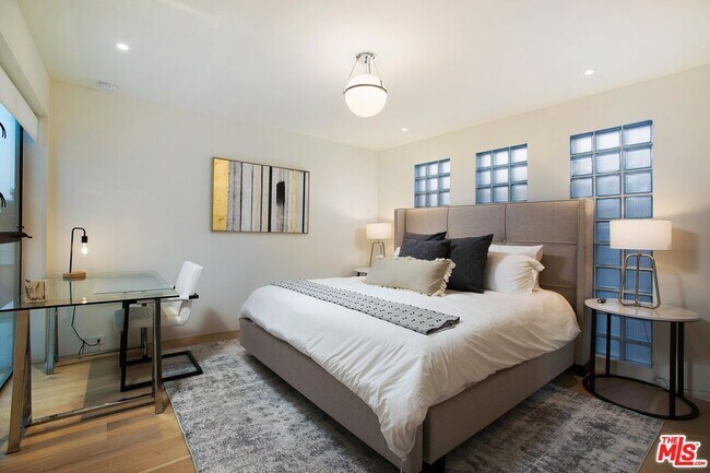 Building Photo - 508 N Sweetzer Ave