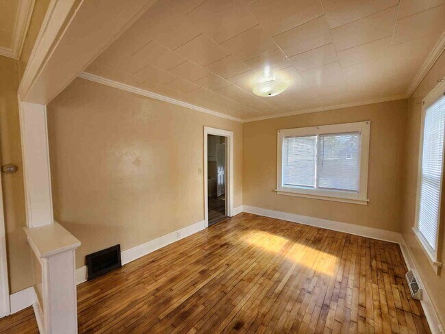 Building Photo - 3 Bedroom with Garage