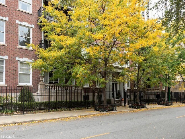 Building Photo - 1201 N Astor St