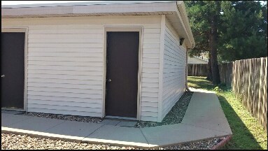 Detached garage - 1923 NW Hickory Ln