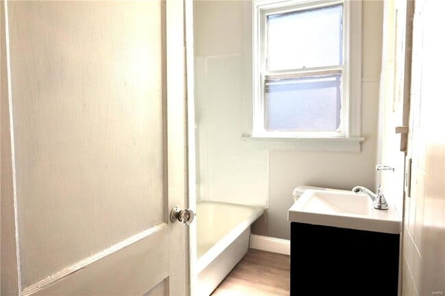 Building Photo - 4915/4917 Lindenwood Ave