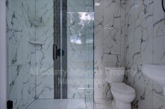 Building Photo - 425 Orangewood Dr
