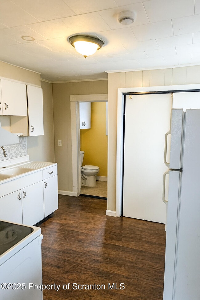 Building Photo - 833 George St