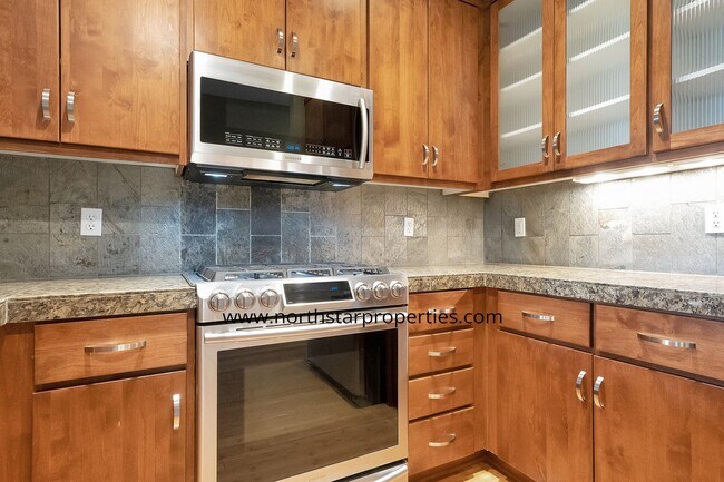 Building Photo - Stylish Multnomah Village Townhome