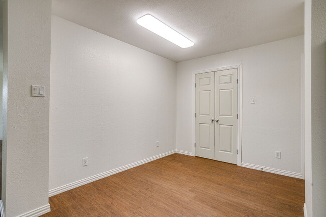 Building Photo - Updated Duplex in Weatherford with large y...