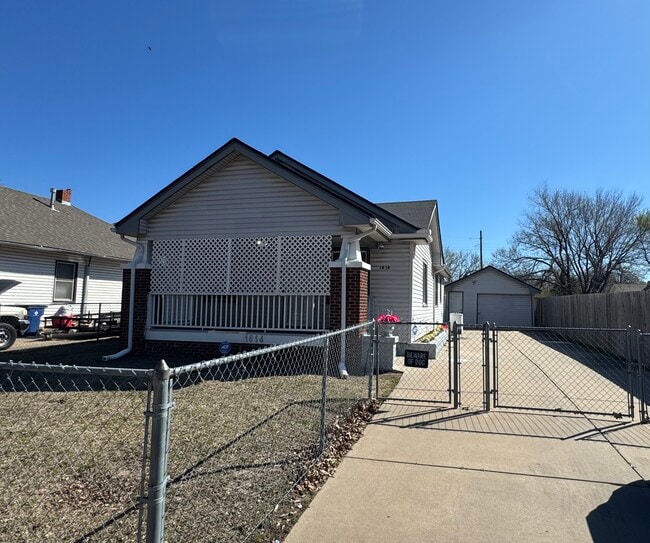 Building Photo - Grove