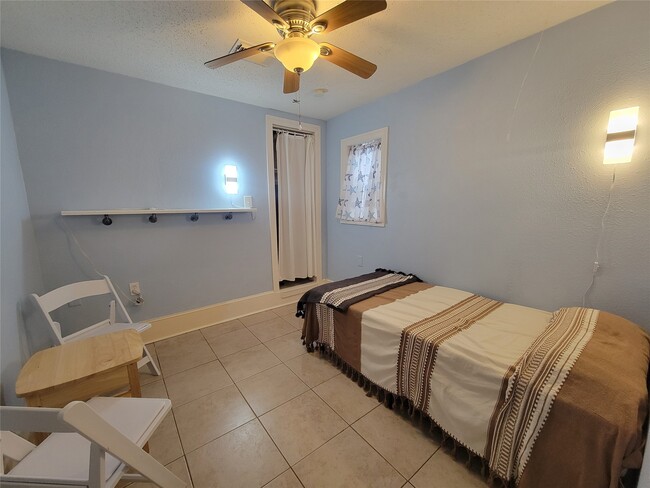 Building Photo - 717 Church St