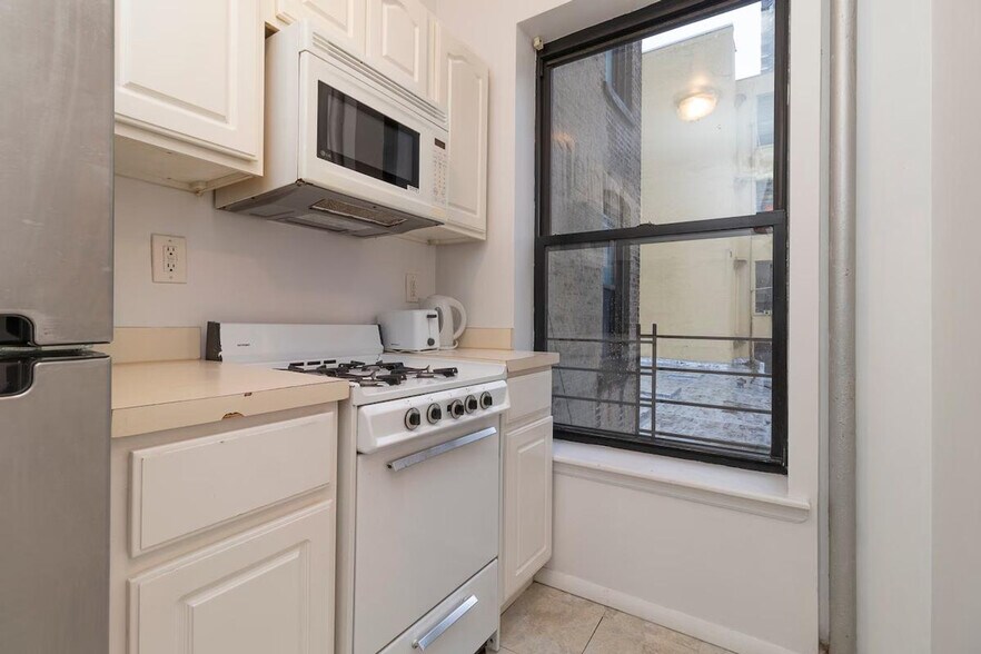 Building Photo - 331 E 92nd St