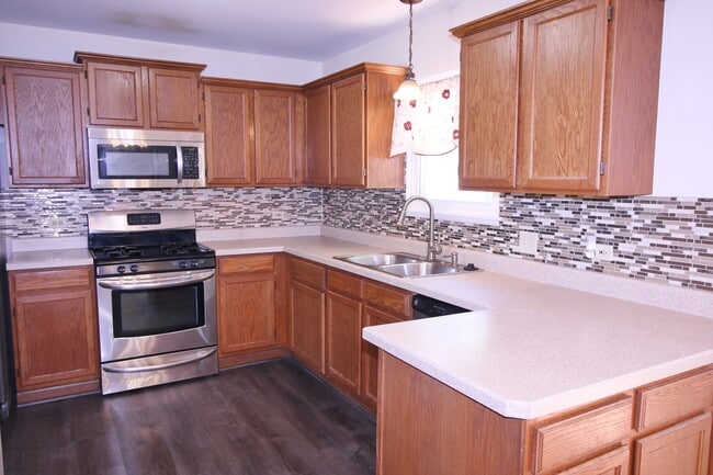 Building Photo - 2022 Redwood Dr