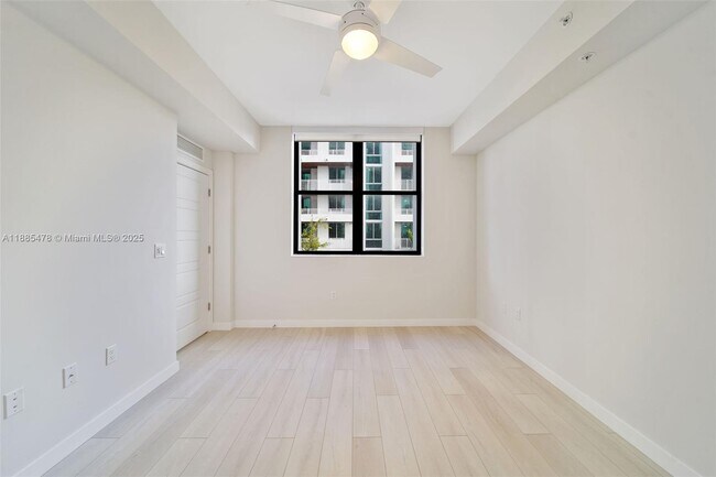 Building Photo - 555 NE 8th St