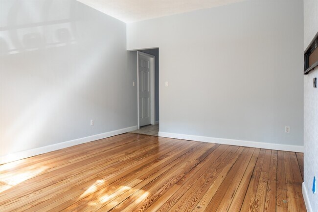 Building Photo - 108 Union Park St