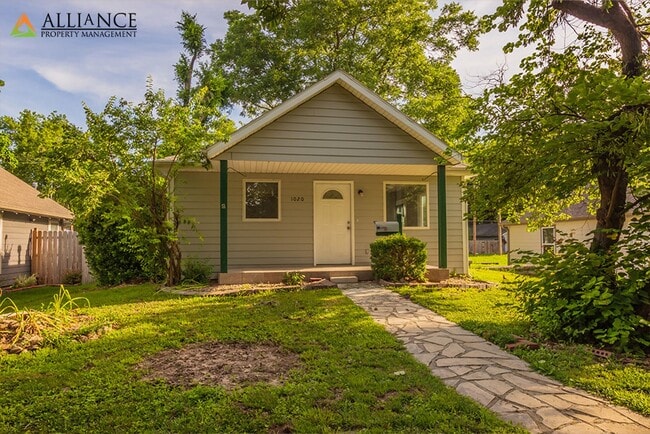 Building Photo - Spacious Rooms & Newer Carpet ~ Close to Downtown