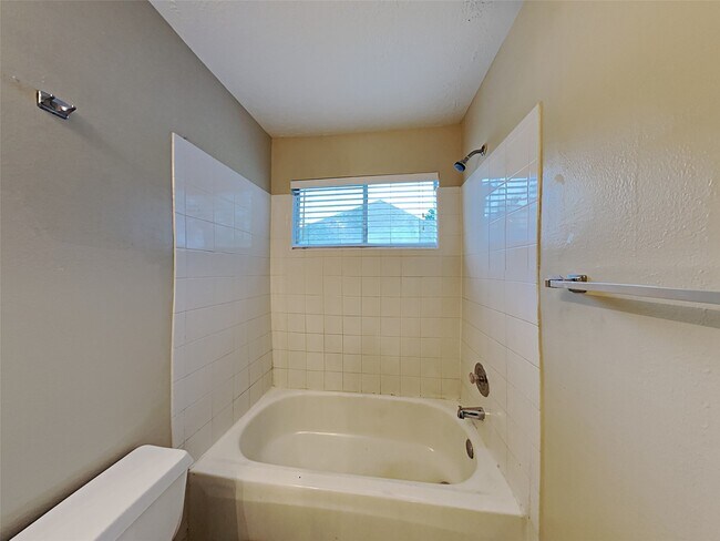 Building Photo - 2218 Laurel Oaks Dr