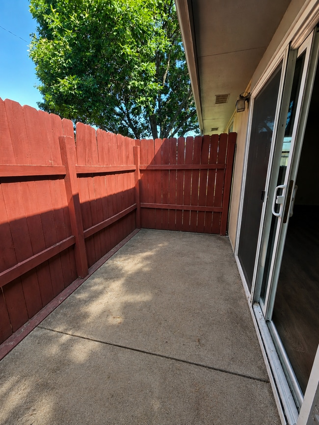 Building Photo - 1214 Bluestem Dr