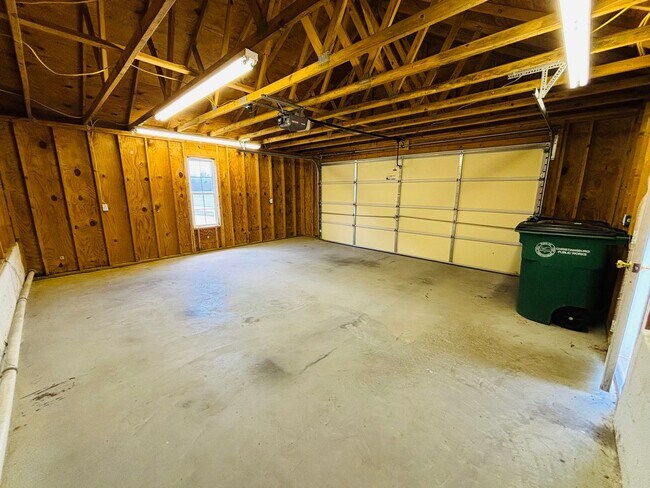 Building Photo - 1733 Lions Dr NW