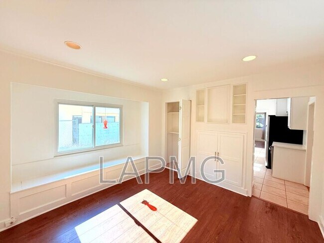 Building Photo - 4447 Lockwood Ave