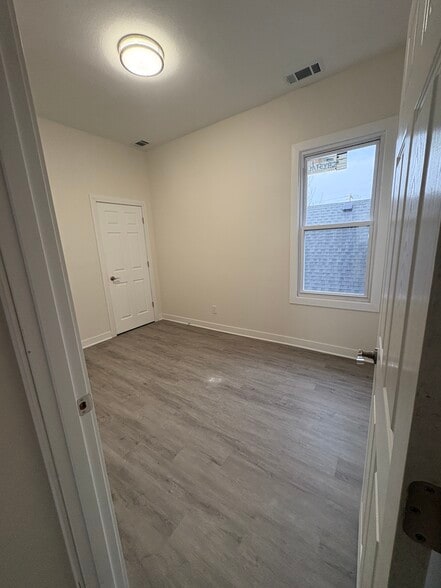 Building Photo - 400 E Meinecke Ave