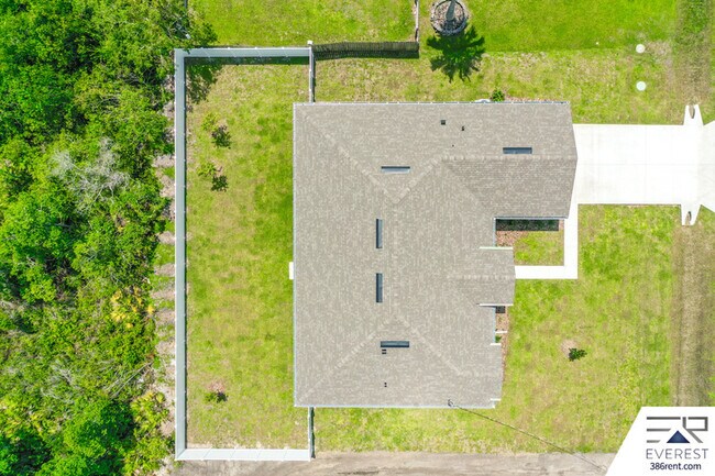 Building Photo - 10 Lysander Ln