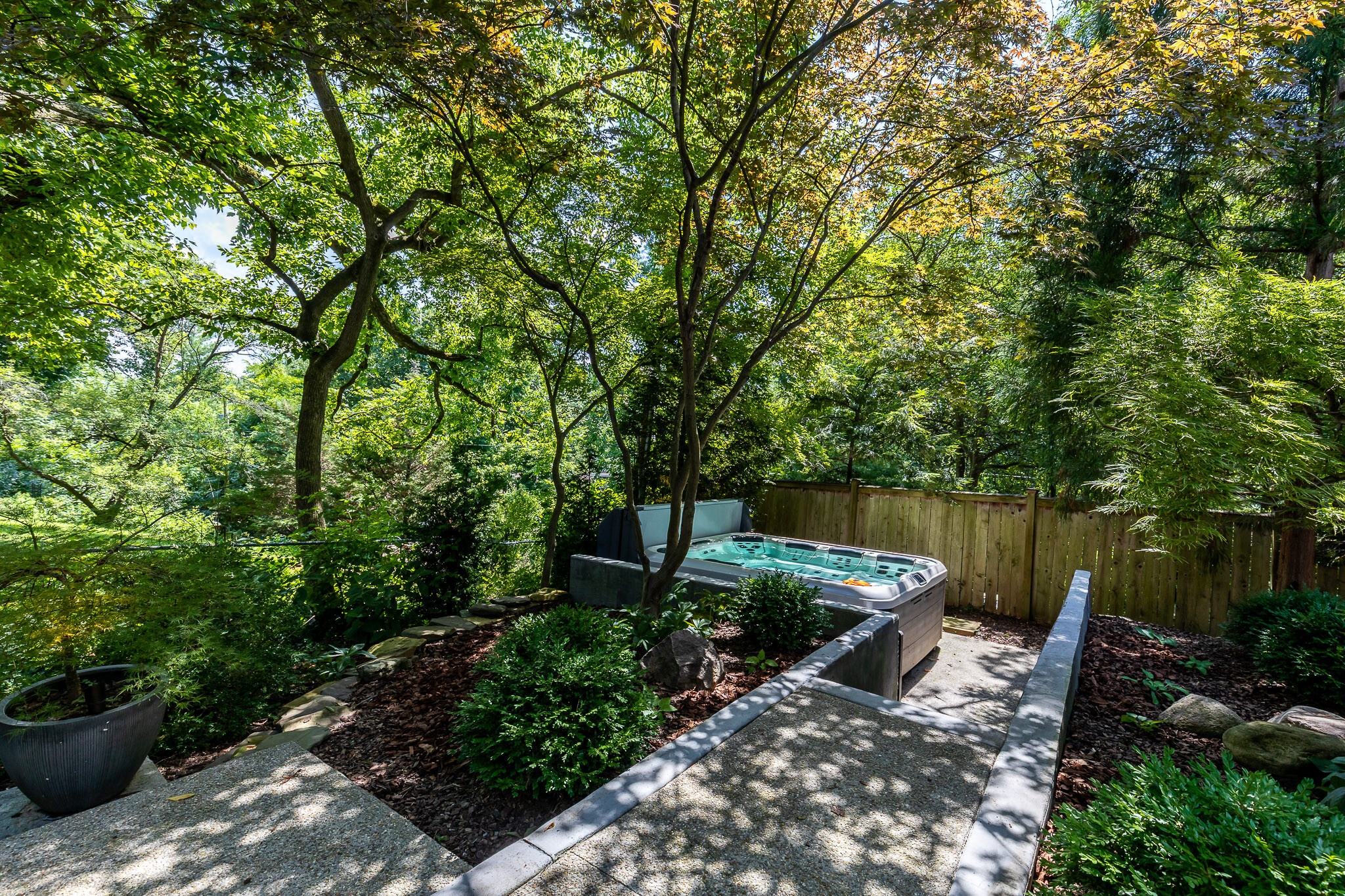 Very cool private jacuzzi. - 4061 Beechwood Ave