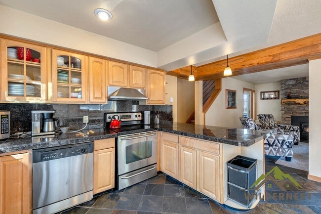 Building Photo - Furnished Pet Friendly Summer Rental