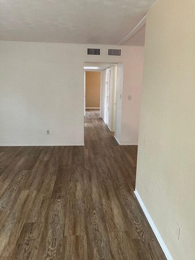 Building Photo - 3 bed 2 bath Home