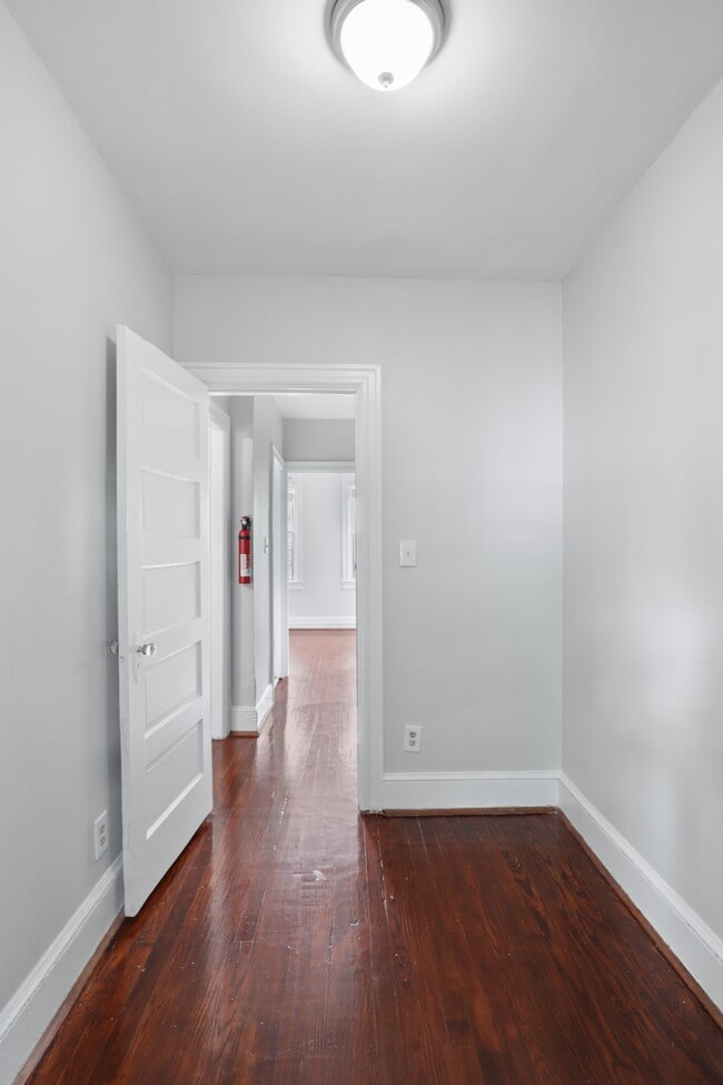 Building Photo - 209 Douglas St NE