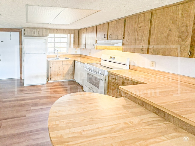 Building Photo - 715 W Daughtery Rd