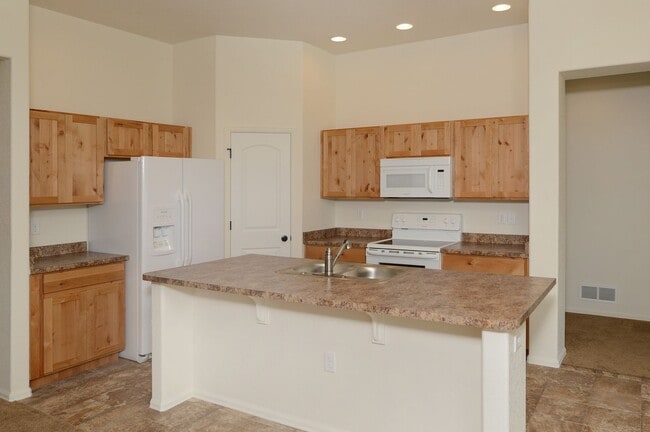 Building Photo - 3 Bedroom 2 Bath Ranch-Style Home