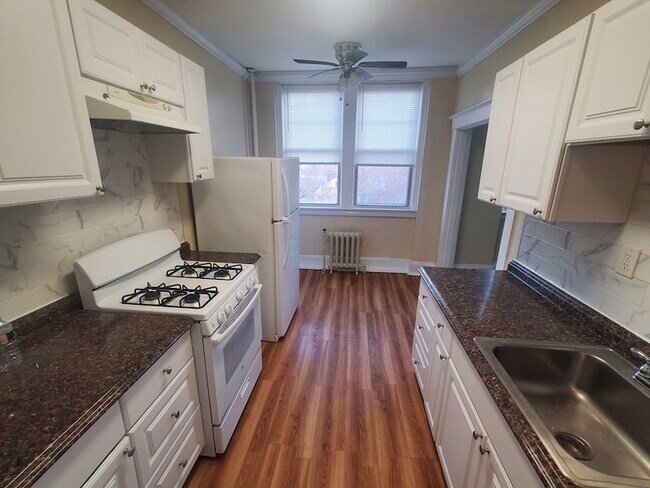 Building Photo - 415 County St