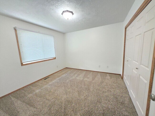 Building Photo - Spacious West Sioux Falls Twinhome with Gr...