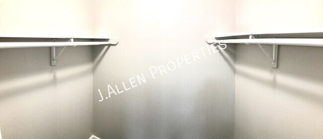 Building Photo - 1900 Parker Cir