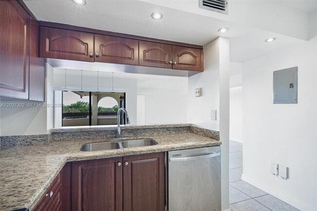 Building Photo - 9040 SW 125th Ave