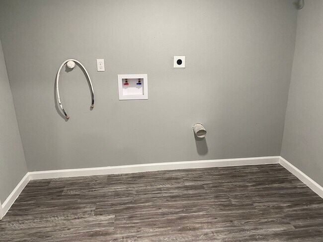 Utility room with washer/dryer hook up & storage - 7217 Kassarine Pass