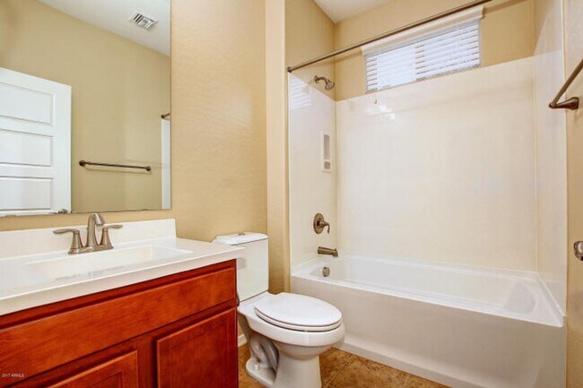 Building Photo - 3 BDRM W/DEN TOWNHOUSE IN PHX