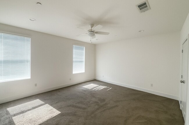 Building Photo - 1931 N Prairie Ave