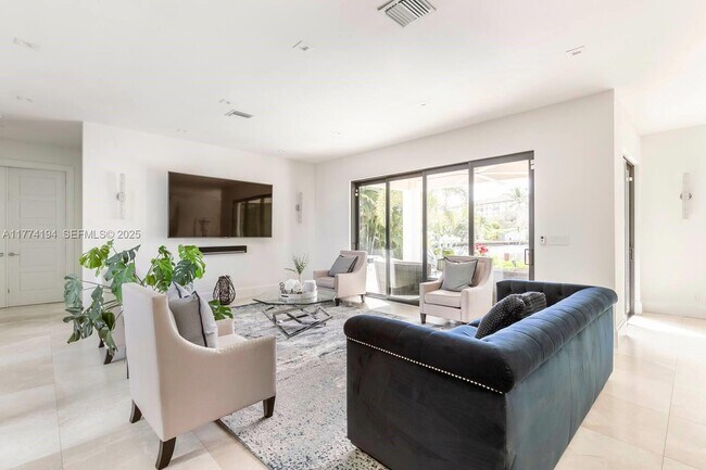 Building Photo - 2809 NE 14th Ave