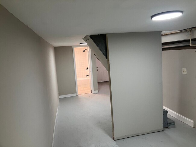 Building Photo - 7 Bedrooms 3.5 Bathrooms