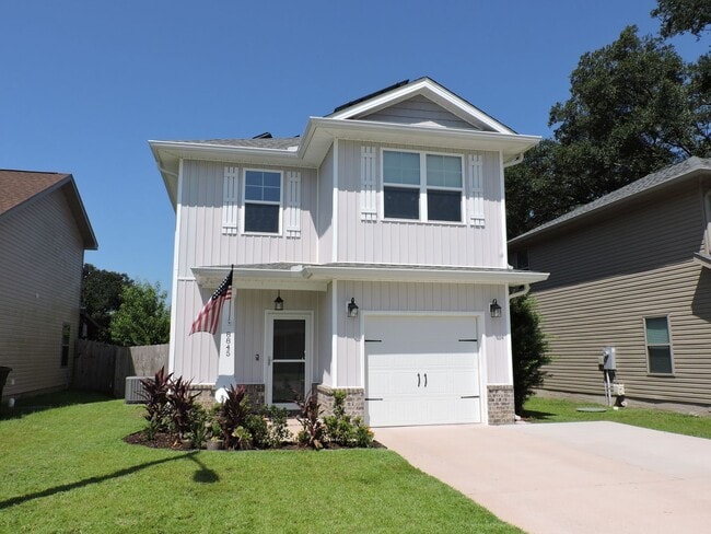 Primary Photo - Easy access to interstate, shopping & Navy...