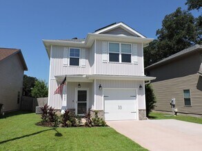 Building Photo - Easy access to interstate, shopping & Navy...