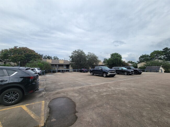 Building Photo - 5711 Sugar Hill Dr