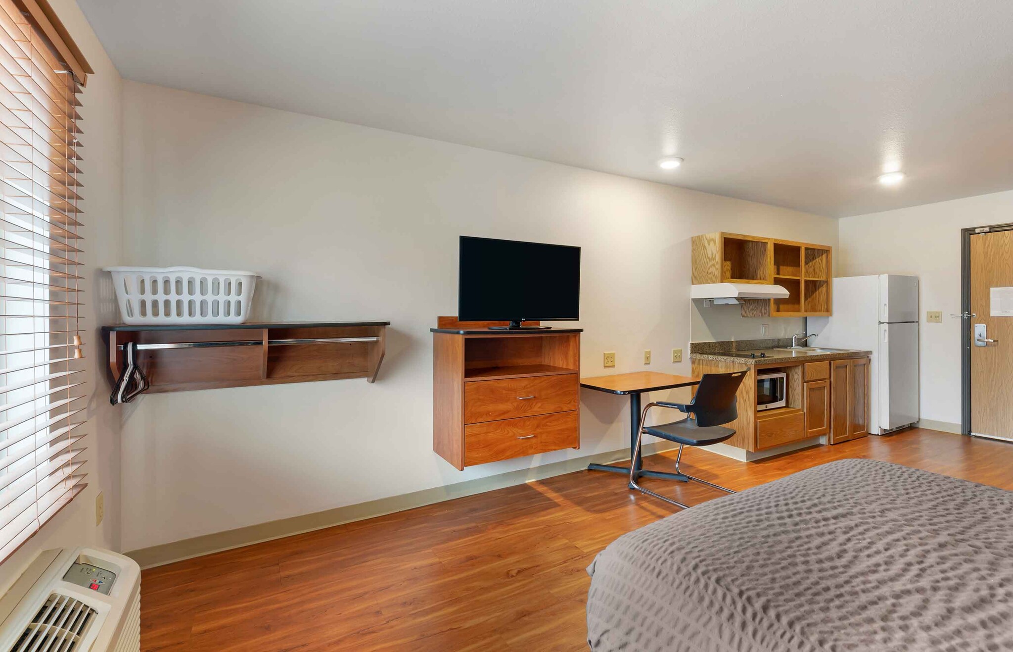 Building Photo - Furnished Studio-Cleveland - Airport