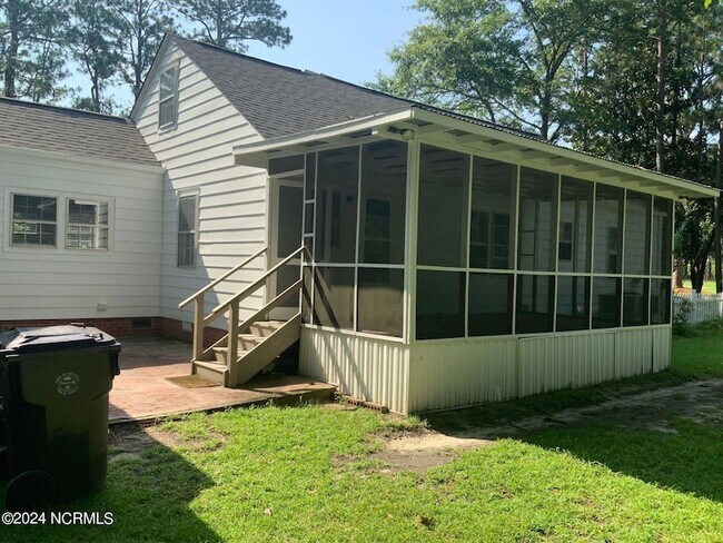 Building Photo - 1101 N Poplar St