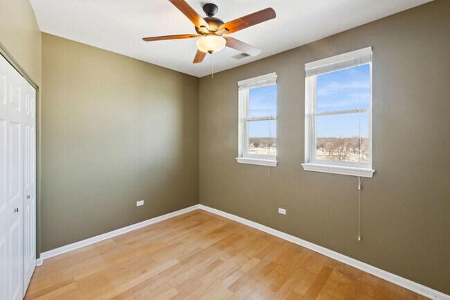 Building Photo - 7748 N Sheridan Rd