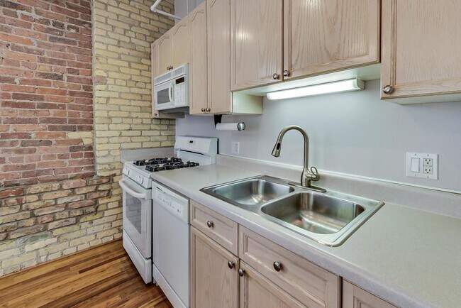 Building Photo - 420 S Clinton St