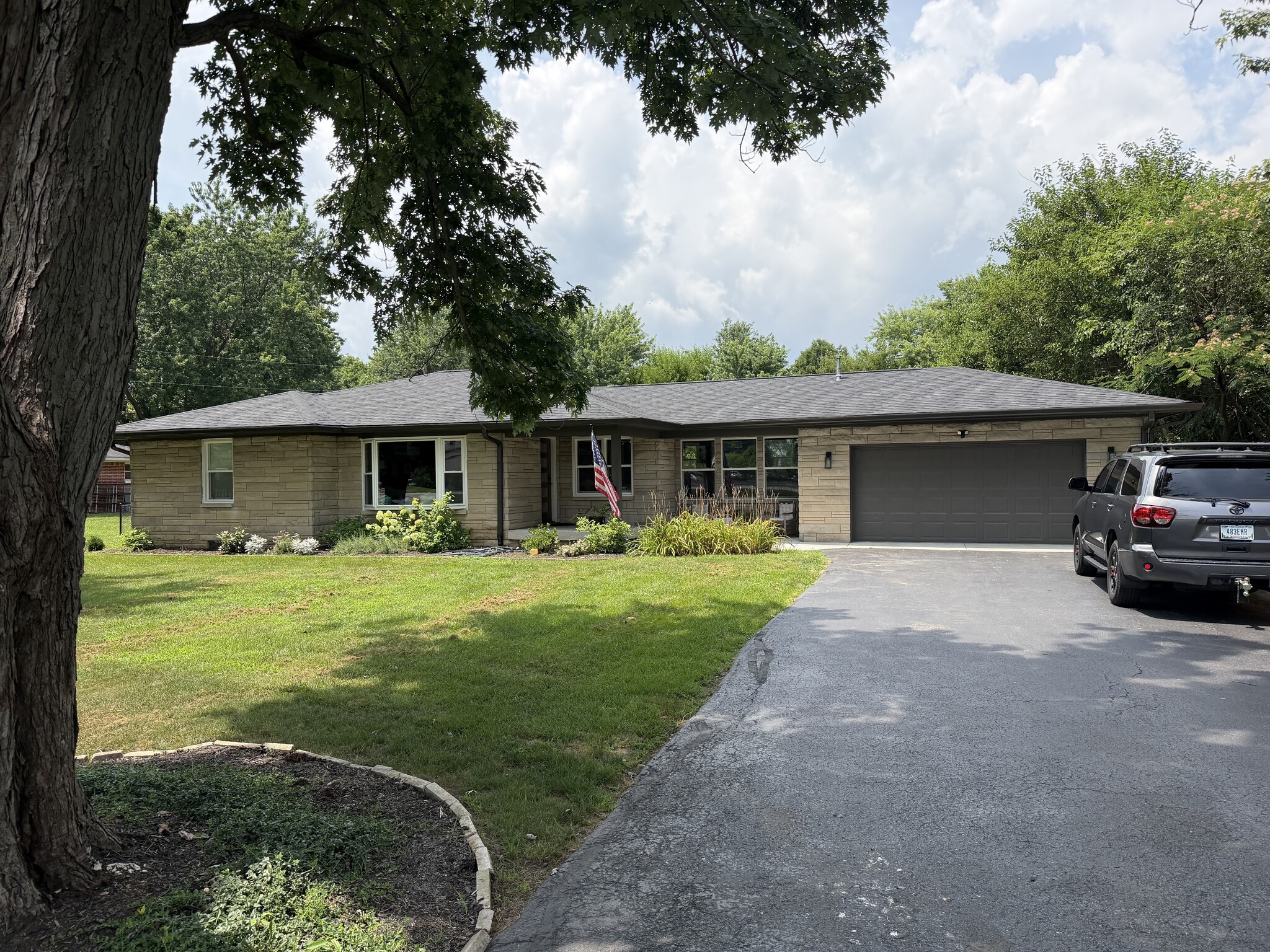 Building Photo - 302 N Bluff Rd