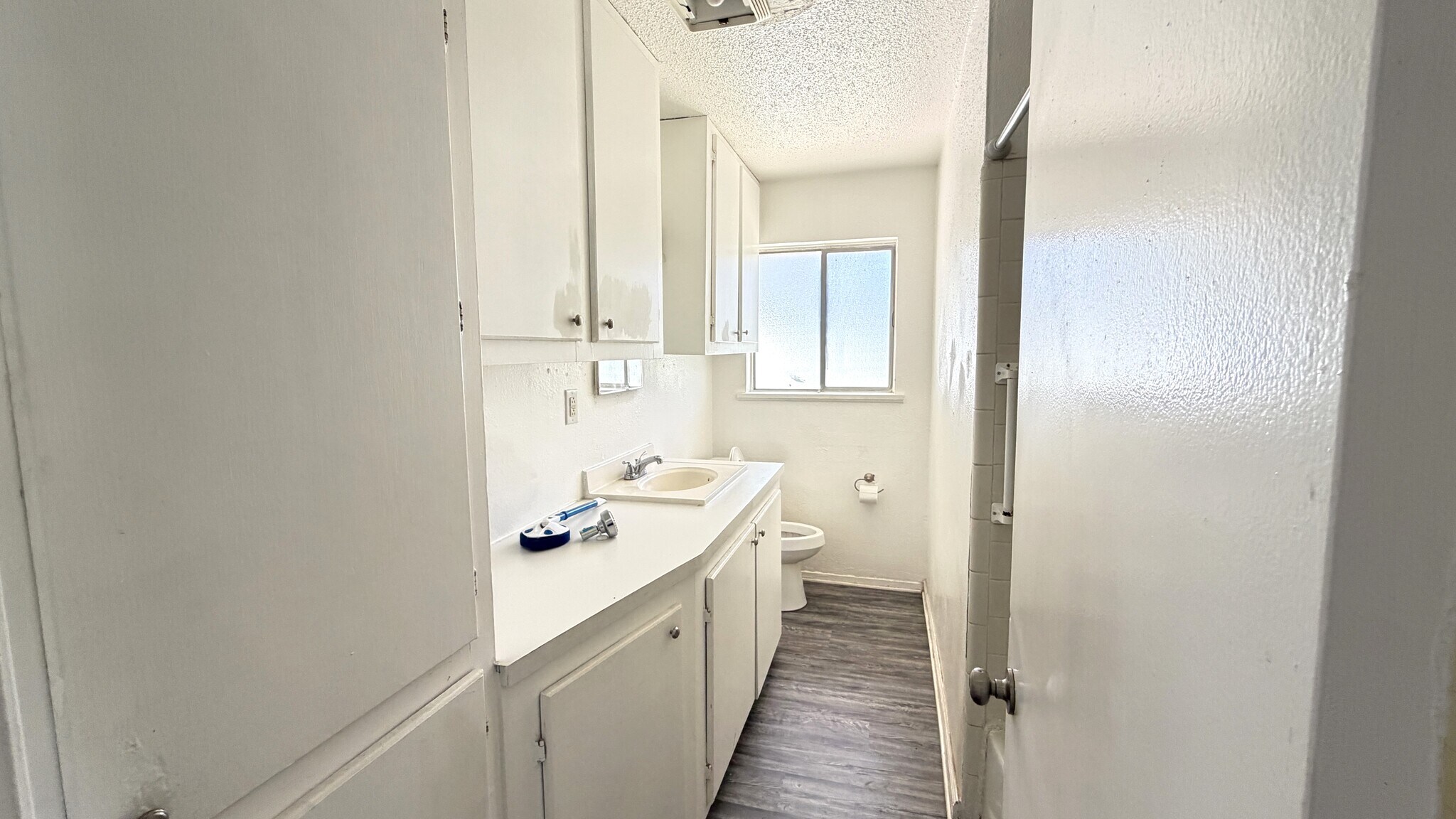 Hall Bath - 420 Magnolia St
