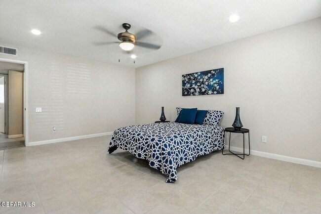 Building Photo - 11273 Ivanhoe Dr