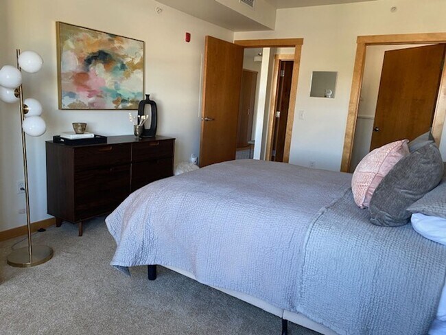 Building Photo - Luxury Fully Furnished Condo Downtown Salem Is Available