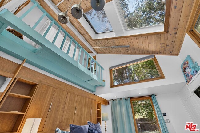 Building Photo - 1738 Topanga Skyline Dr