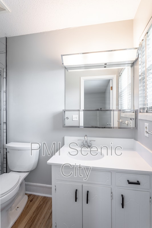 Building Photo - 8140 Holly Crest Dr